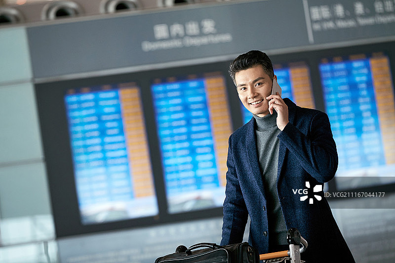 商务男士在机场图片素材