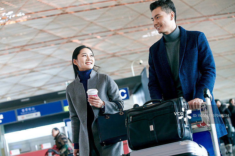 商务男女在机场图片素材