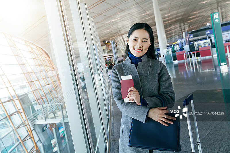 商务女人在候机厅图片素材