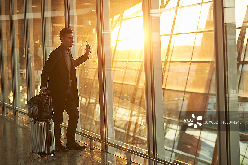 商务男士在机场图片素材