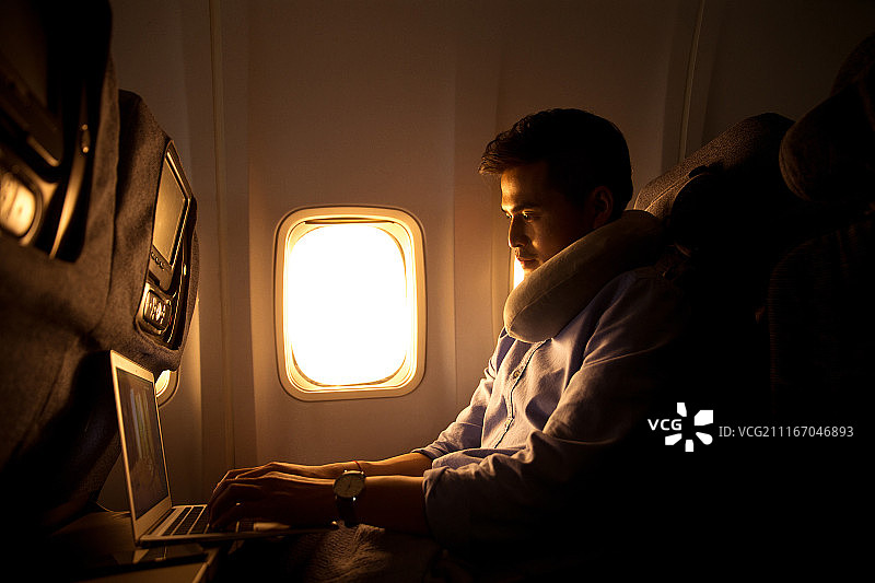 青年男人乘飞机图片素材