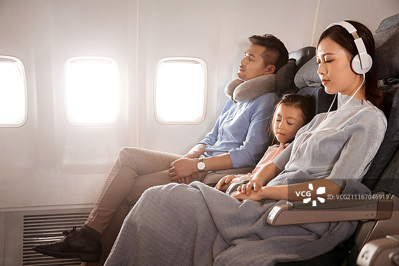幸福家庭乘飞机图片素材