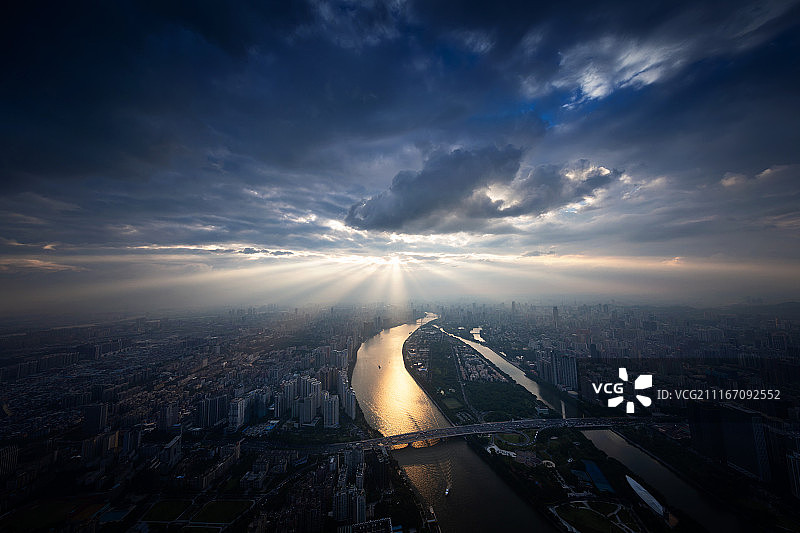 城市上空的金光四射图片素材