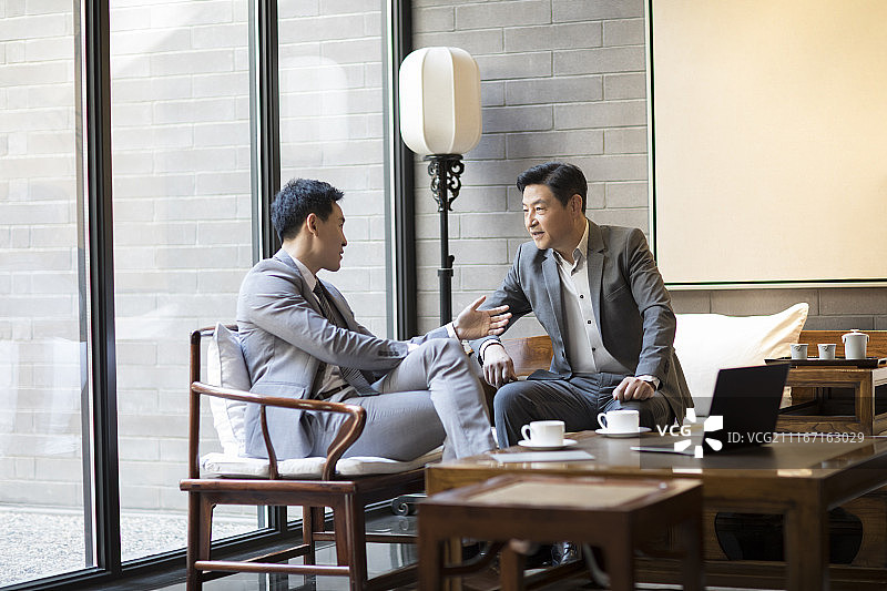 商务男士开会图片素材