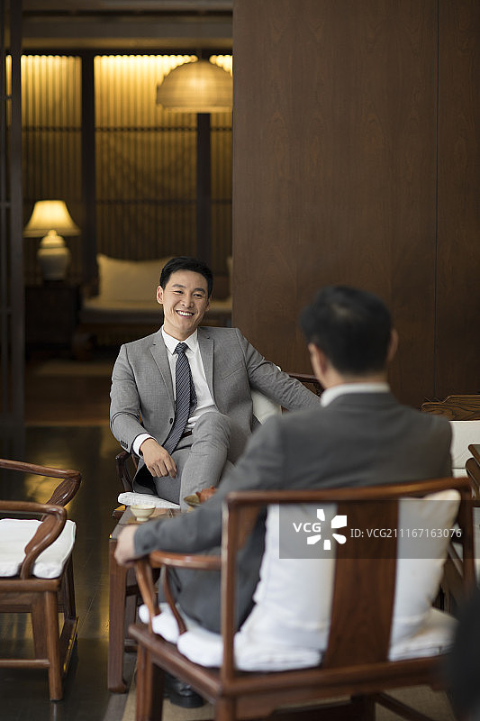 成功商务男子喝茶聊天图片素材
