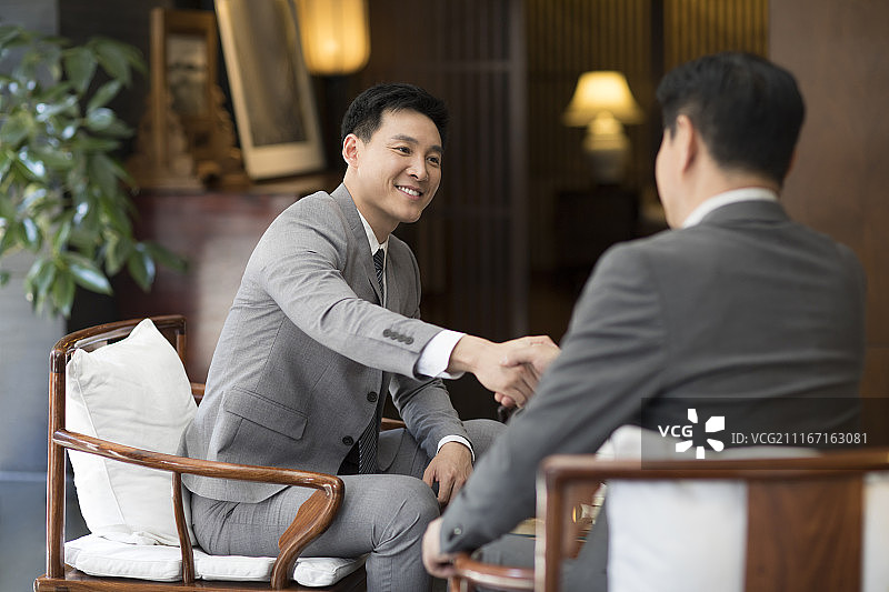 成功商务男士握手图片素材