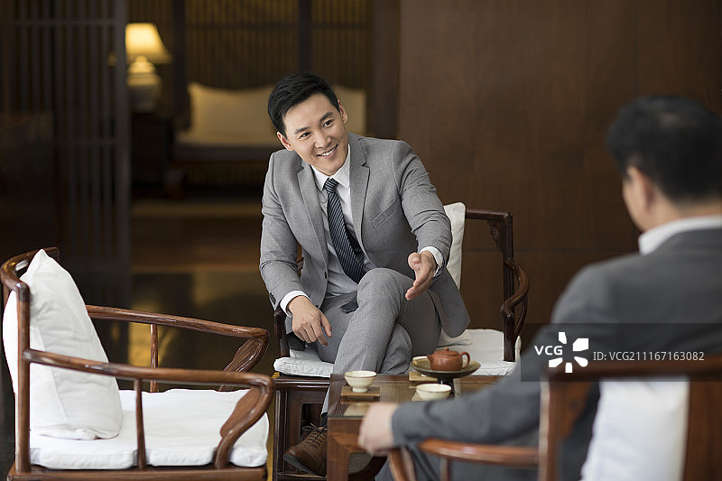 成功商务男子喝茶聊天图片素材