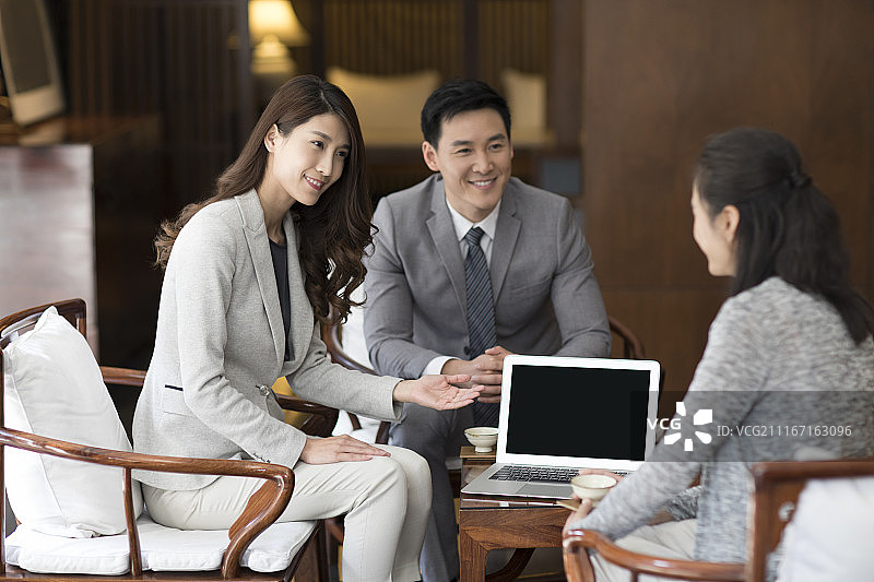 商务人士与中年女子交谈图片素材