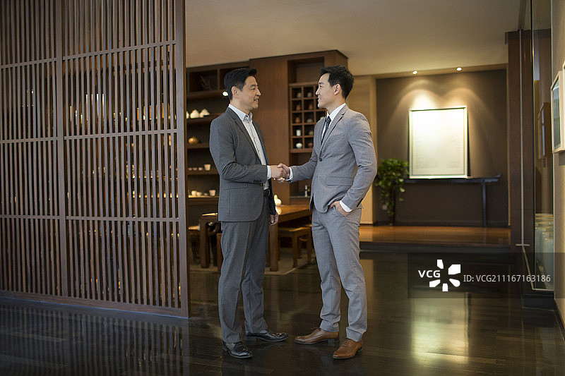 商务男士握手图片素材