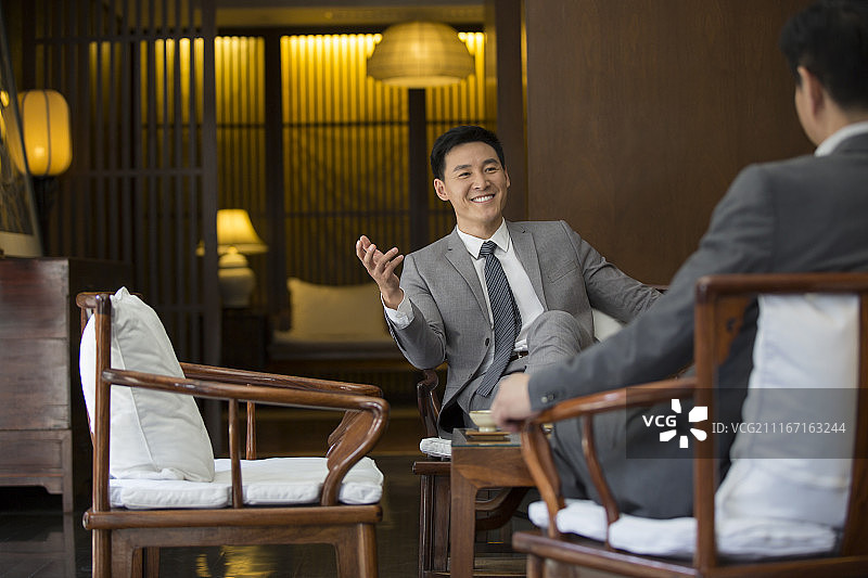 成功商务男子喝茶聊天图片素材
