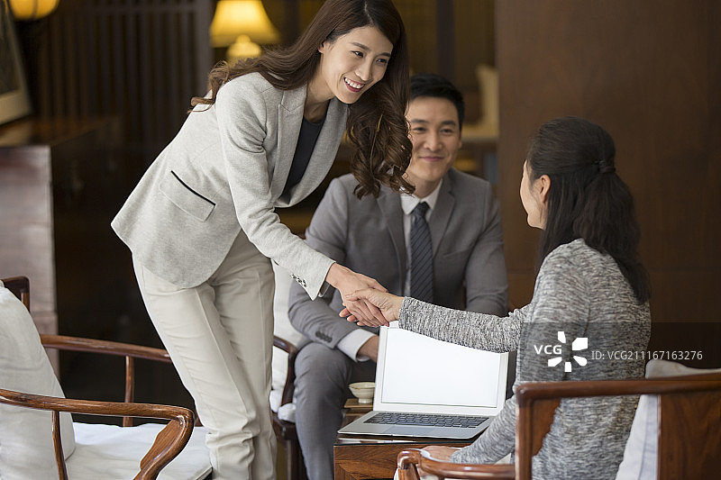 商务女士与中年女子握手图片素材