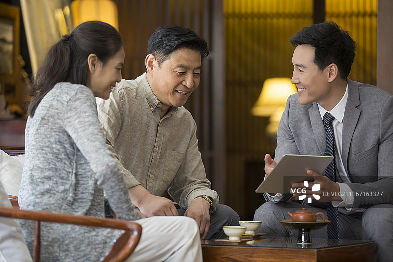 理财顾问与中年夫妇交谈图片素材