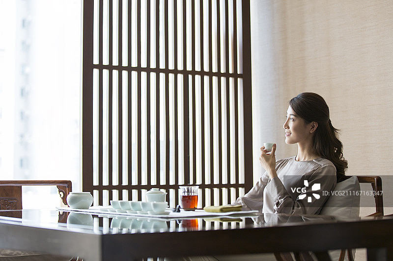 年轻女子喝茶图片素材