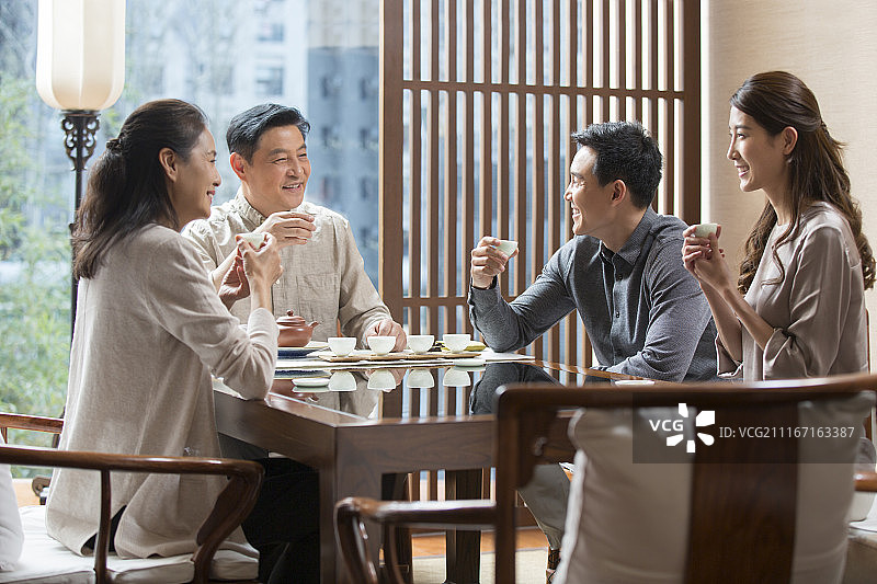 朋友们一起喝茶图片素材