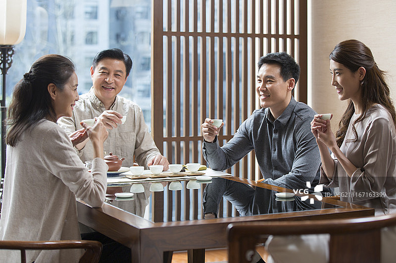 朋友们一起喝茶图片素材