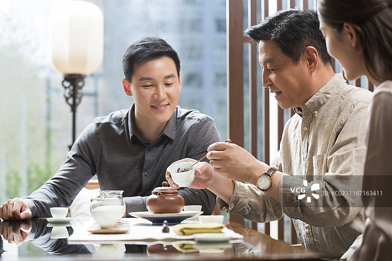 朋友们一起喝茶图片素材