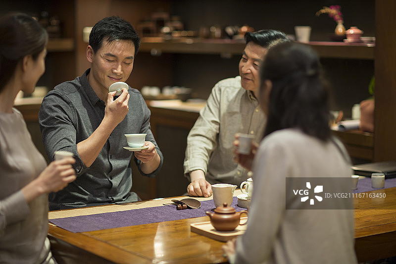 朋友们一起喝茶图片素材