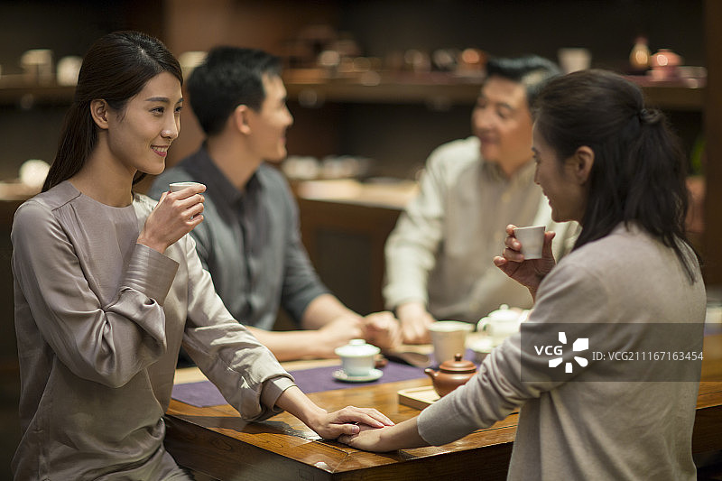 朋友们一起喝茶图片素材