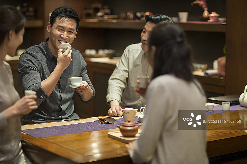 朋友们一起喝茶图片素材