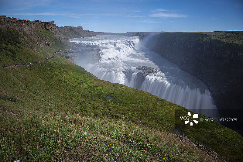 峡谷顶部的壮丽瀑布图片素材