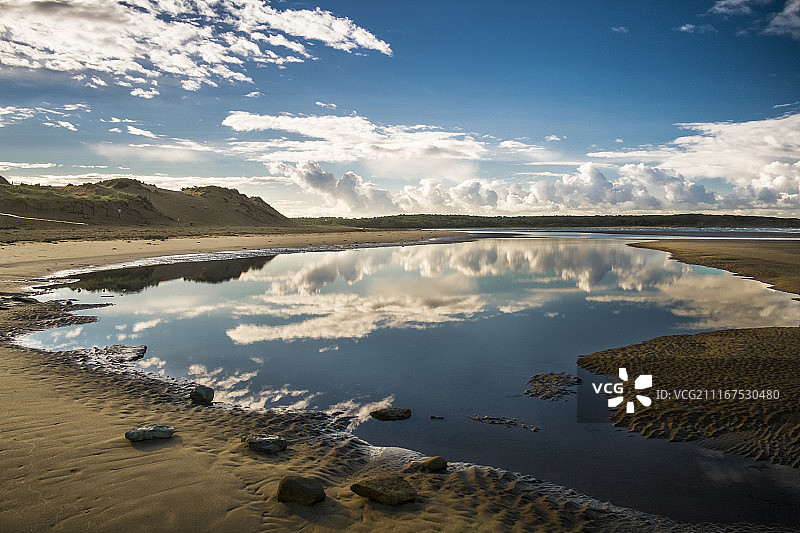 塔蒙圣伊莱尔韦永海滩的清晨图片素材