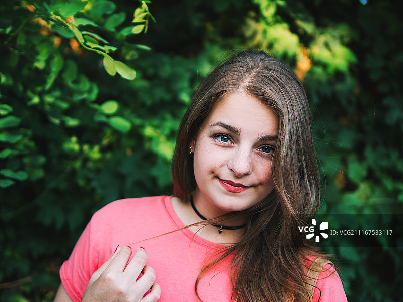 微笑女孩的肖像图片素材