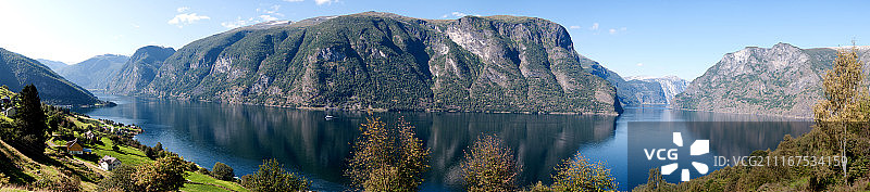纳柔依峡湾全景图片素材