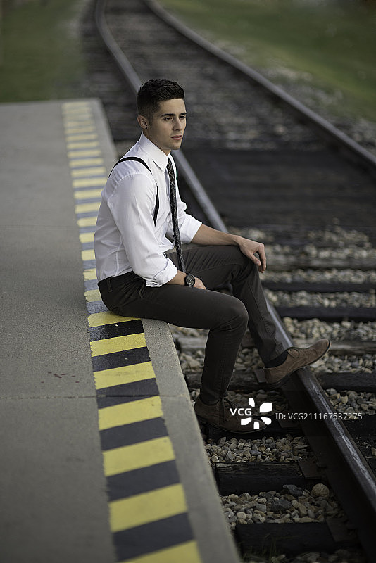 坐着等火车图片素材