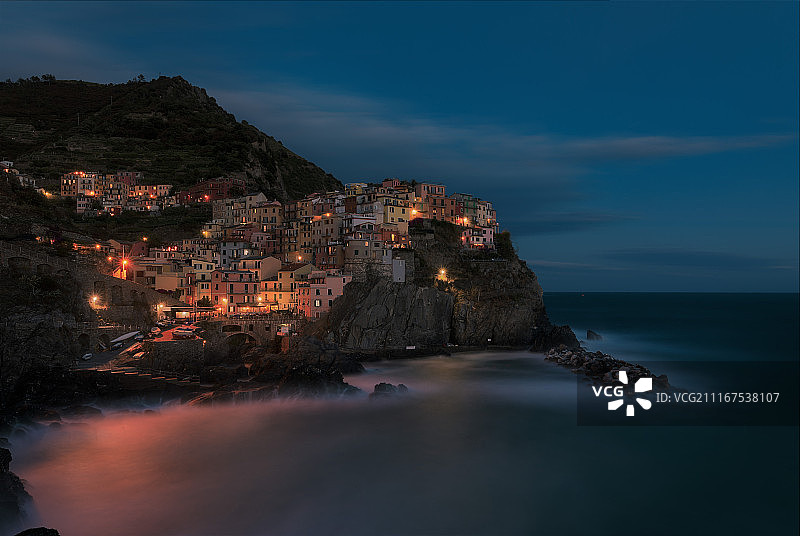 夜晚的马纳罗拉图片素材