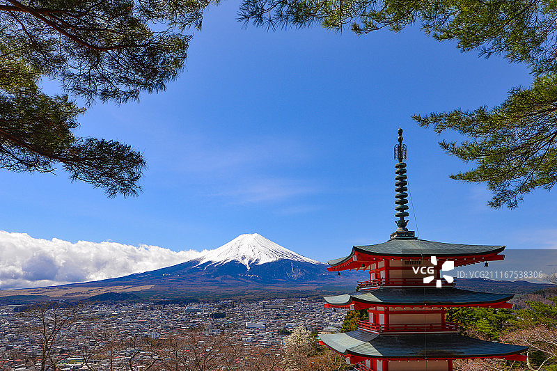 宝塔和山顶风光图片素材