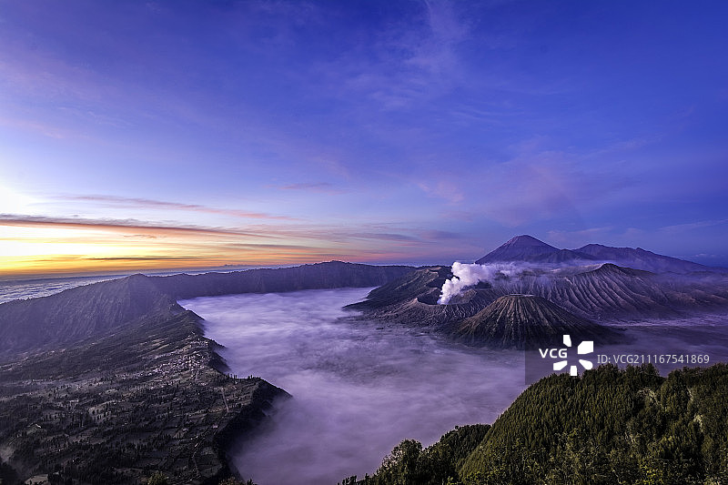 群峰之上图片素材