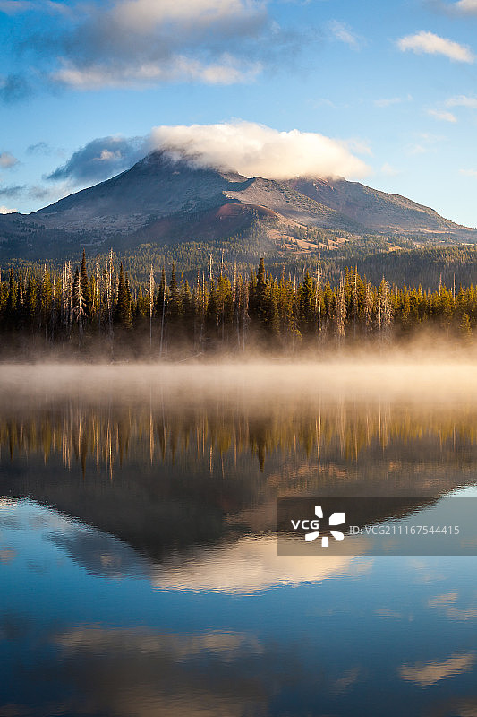 破碎峰倒影图片素材
