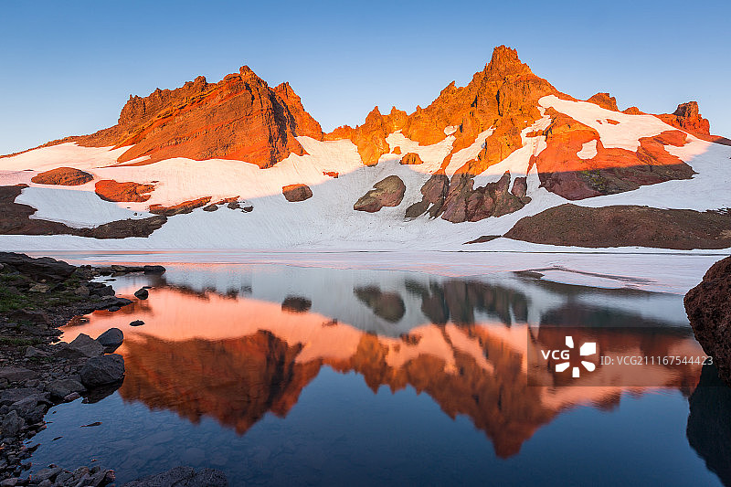 破碎的山顶日出图片素材