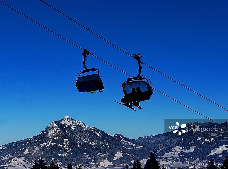 冬季滑雪胜地的缆车图片素材