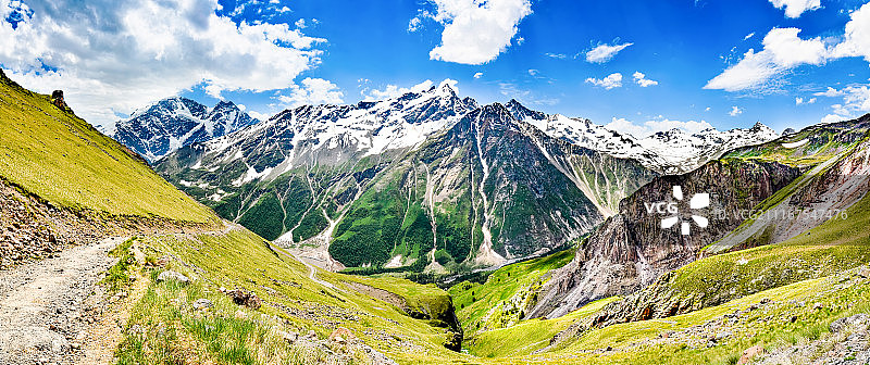 美丽的山景：北高加索山脉全景图片素材