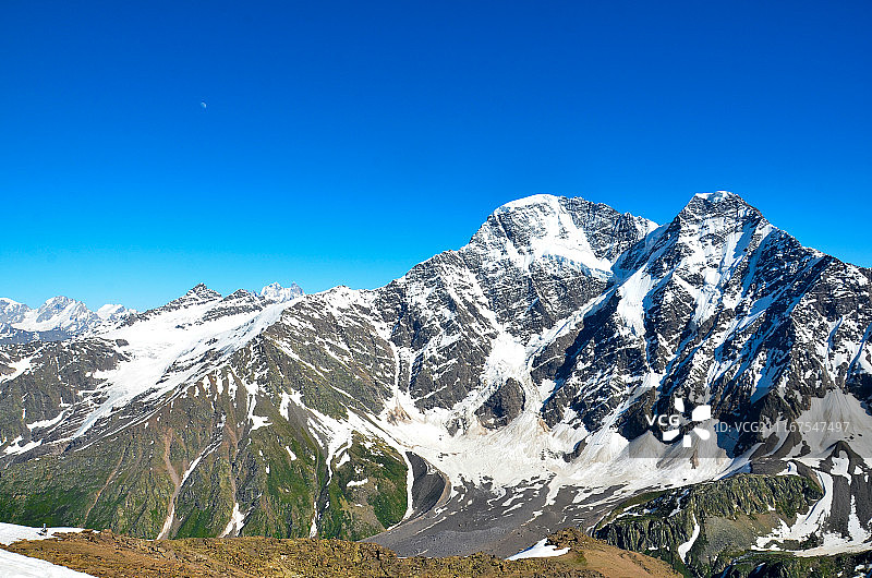 美丽的俄罗斯山景：从切格特山看栋古兹奥伦山图片素材