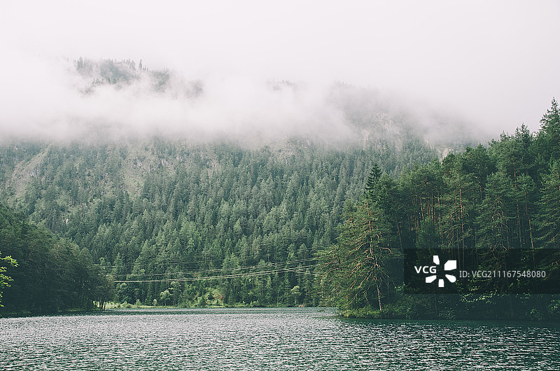 雾蒙蒙的翡翠湖图片素材