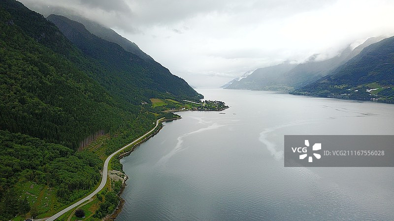 挪威-无人机在空中拍摄的清澈水域中理想的峡湾倒影图片素材
