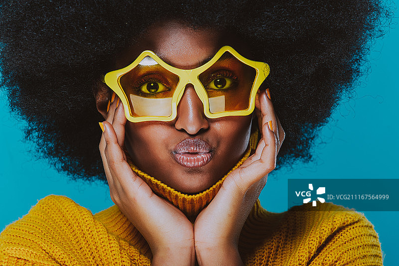 美丽的非洲妇女肖像工作室，关于生活方式的概念图片素材