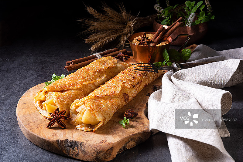 美味的秋季苹果肉桂煎饼图片素材