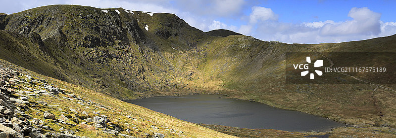 红色高山湖、斯威尔边缘和赫尔维林山的春景图片素材