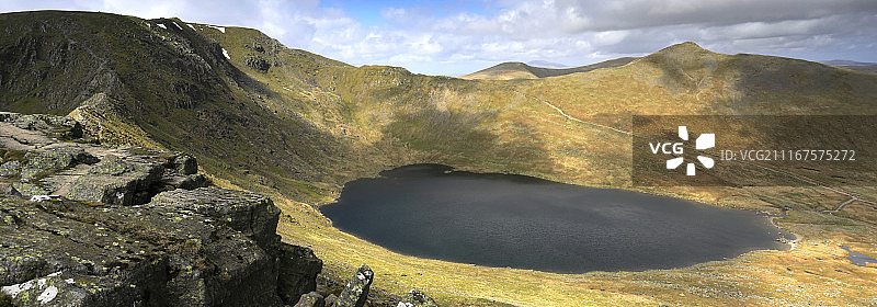 红色高山湖、斯威尔边缘和赫尔维林山的春景图片素材