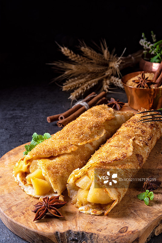 美味的秋季苹果肉桂煎饼图片素材