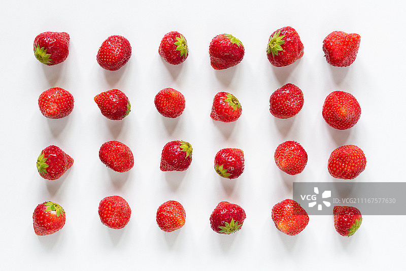 白色背景上的草莓平铺图图片素材