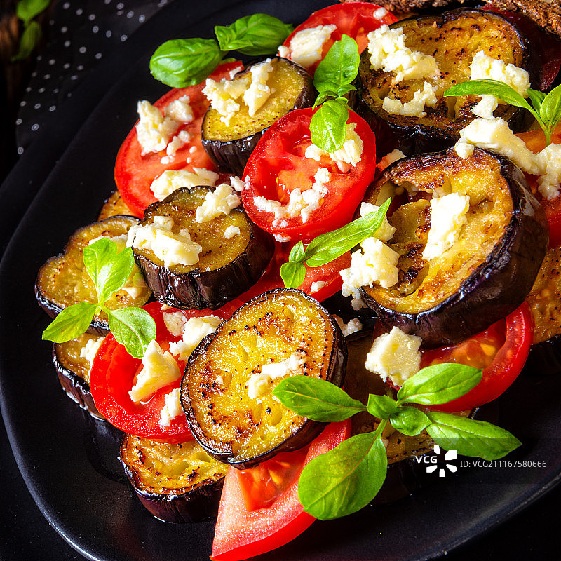 烤茄子配菲达奶酪和番茄图片素材