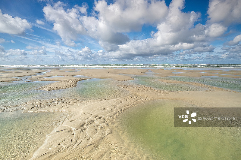 海滩上的孔洞图片素材