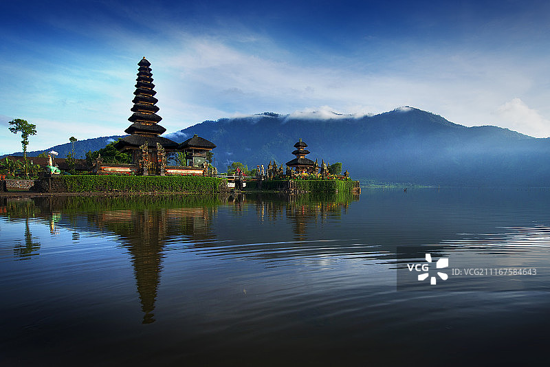 布拉坦湖水神庙图片素材