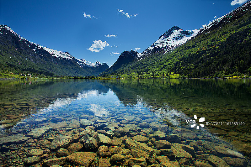 山脉中的峡湾图片素材