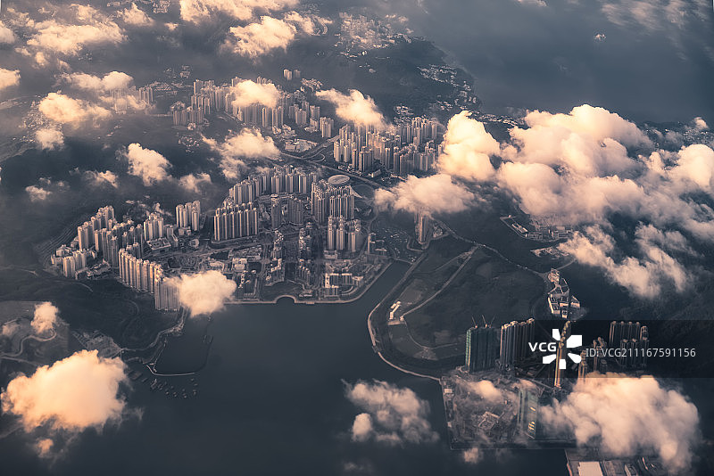 航拍香港 从香港国际机场起飞后俯瞰香港岛图片素材