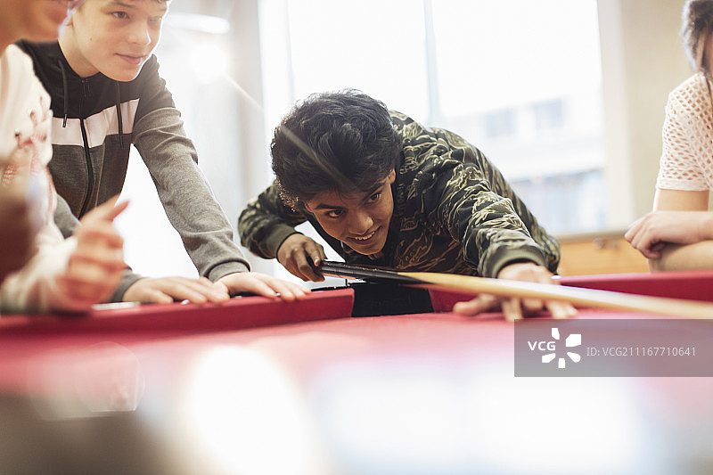 青少年打台球图片素材